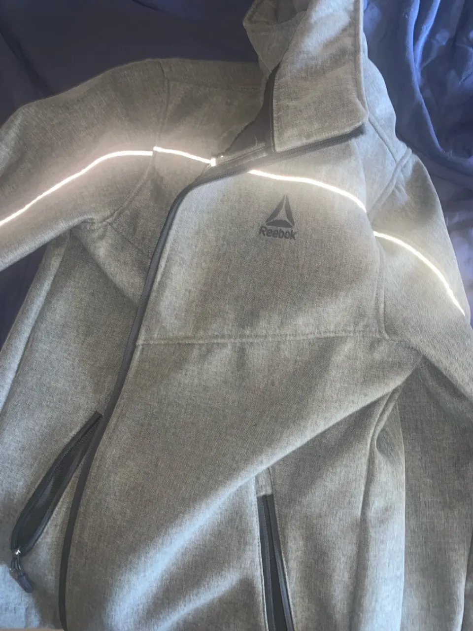 Jaqueta Reebok Cinza com Detalhes Refletivos