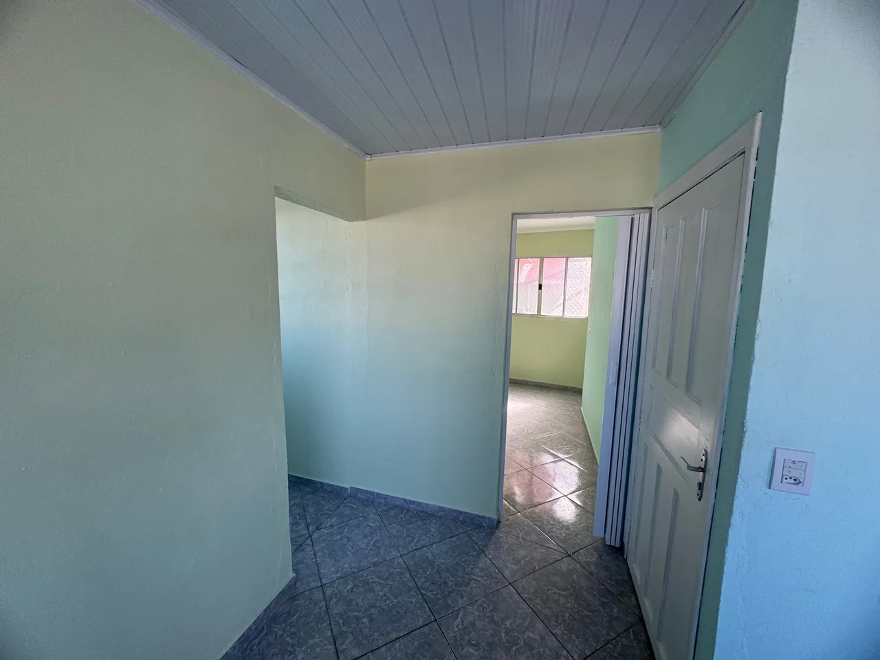 Alugo casa 3 cômodos