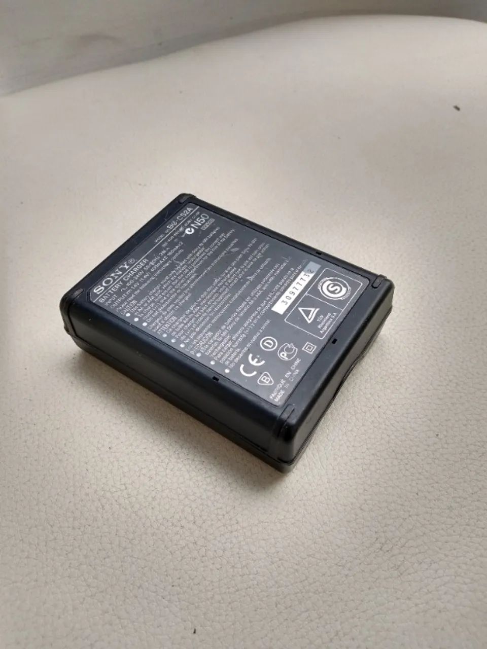 Carregador de pilhas original SONY BC-CS2A tipo Ni-MH tamanho AA e AAA - Foto 3