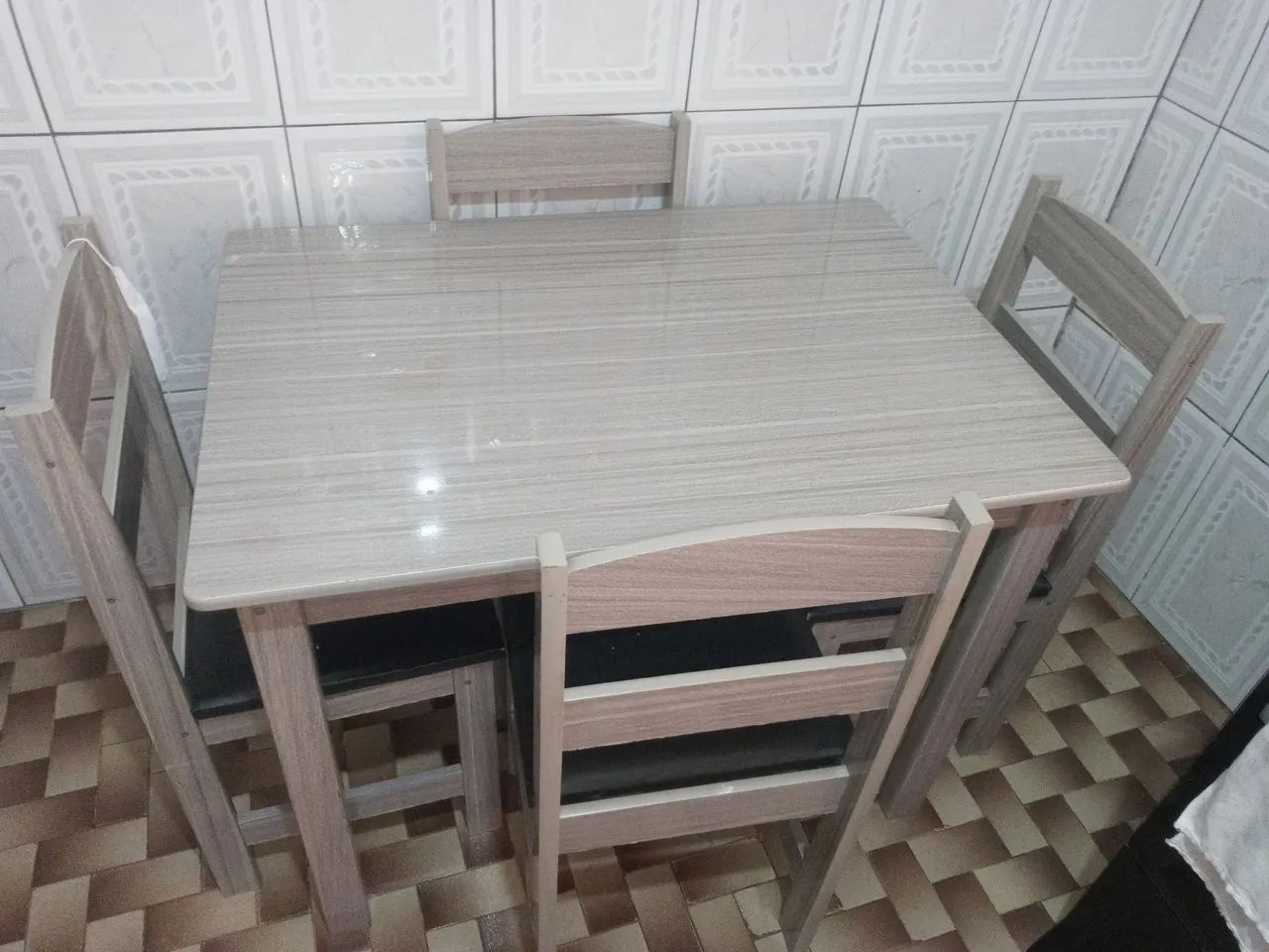 Mesa de jantar 4 cadeiras 