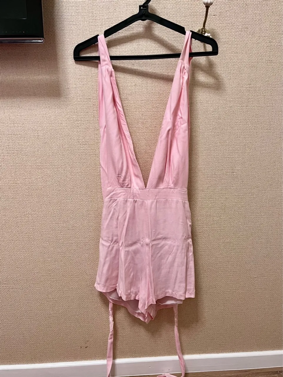 Macacão Curto Rosa - Tam P. Decotado e Amarração nas Costas