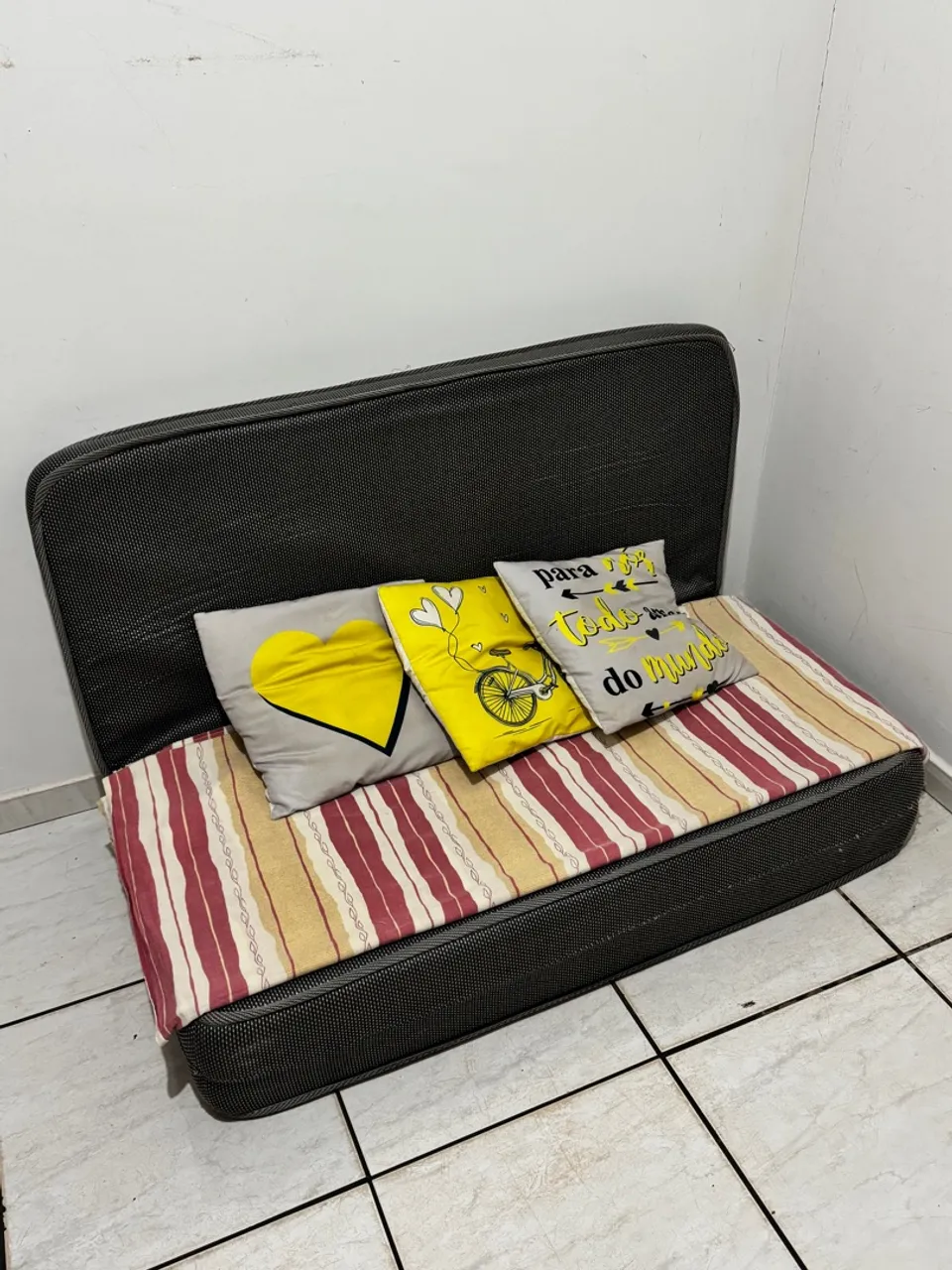 Sofá-cama compacto e confortável