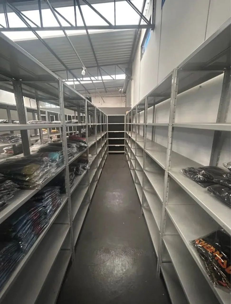 Estantes de aço seminovas 