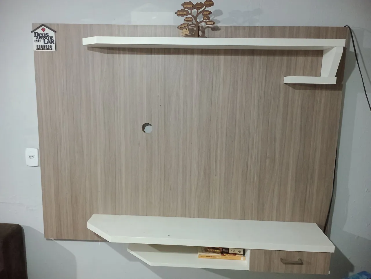 Painel para TV com prateleiras e gaveta