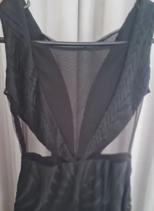  Belíssimo Vestido Longo Preto com Detalhes em Renda e tule  - Foto 3