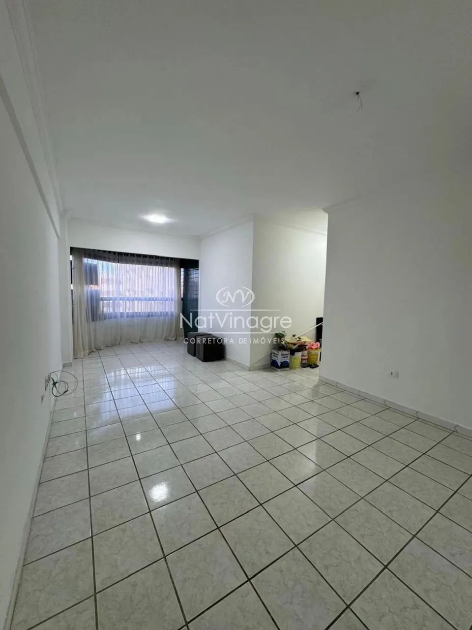 Apartamento em Candeias, 3 quartos sendo 2 suítes, varanda integrada, garagem coberta, 360