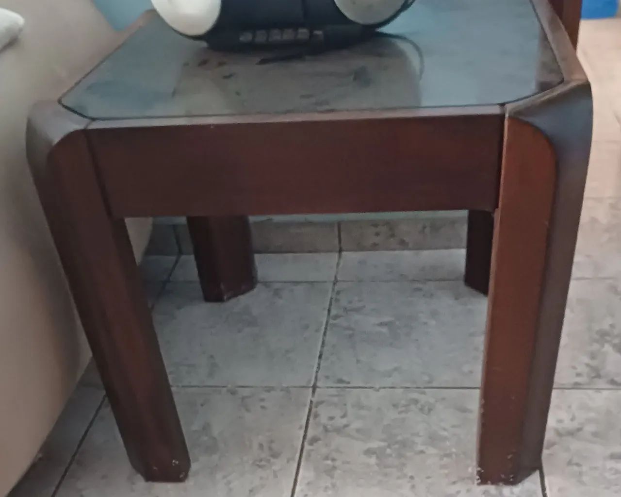 Mesa de centro em madeira com tampo de vidro e mesas laterais. - Foto 2