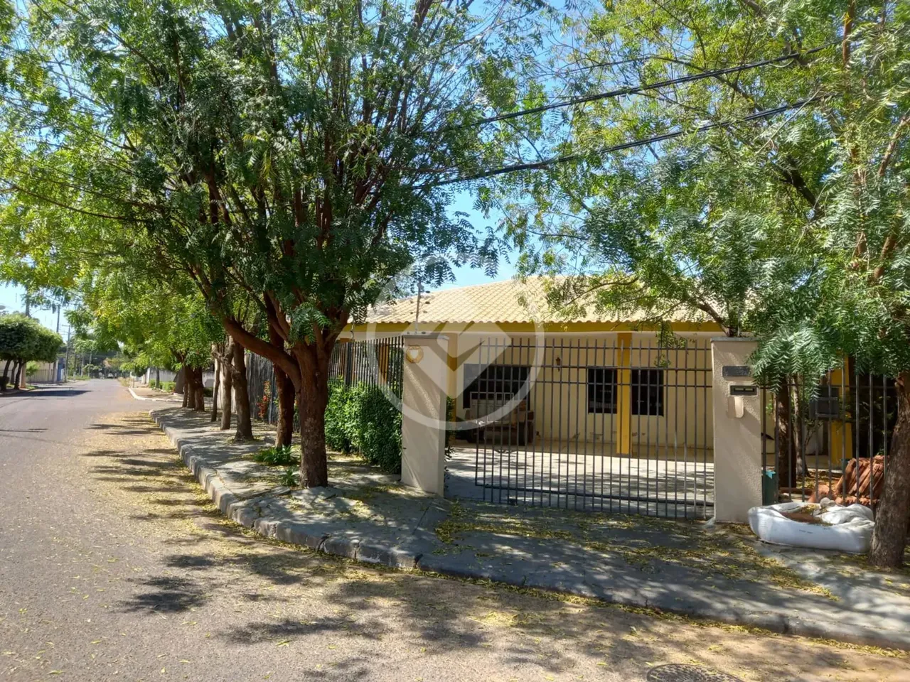 Casa á venda, três quartos sendo uma suite no bairro Jardim California, Cuiabá - MT R$ 850