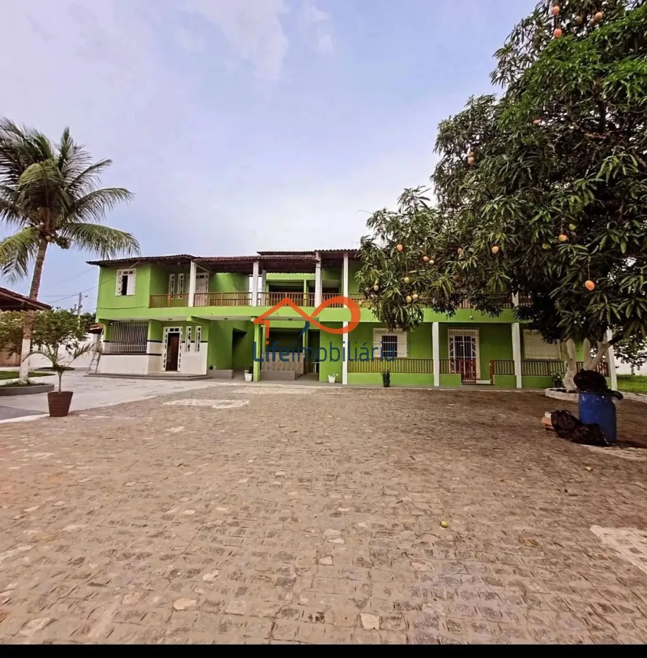 Chácara à venda com 6 casas e quartos com Suítes.