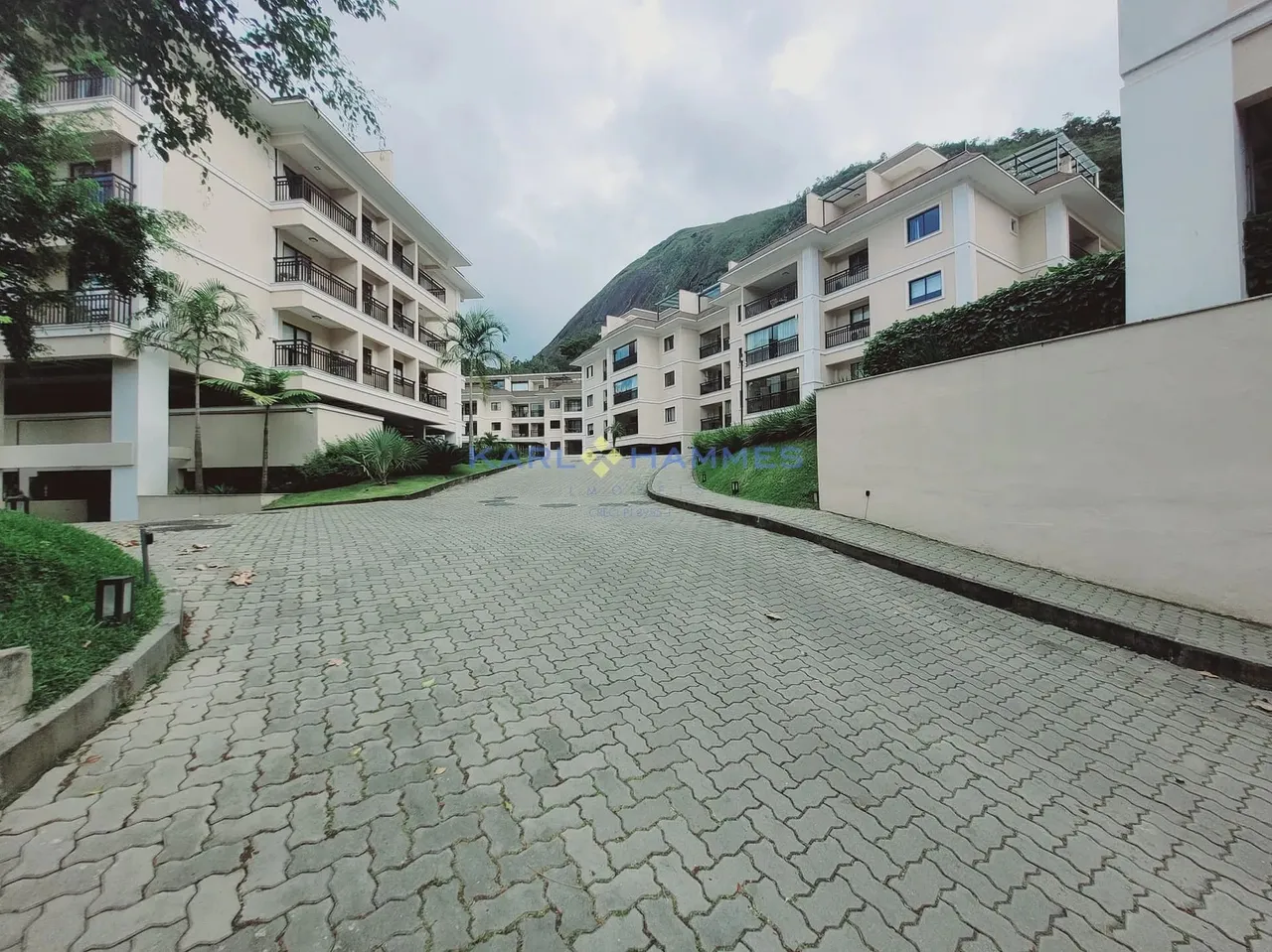 Linda Cobertura para Locação, Itaipava, Petrópolis, RJ - R$ 6.000,00+ taxas.