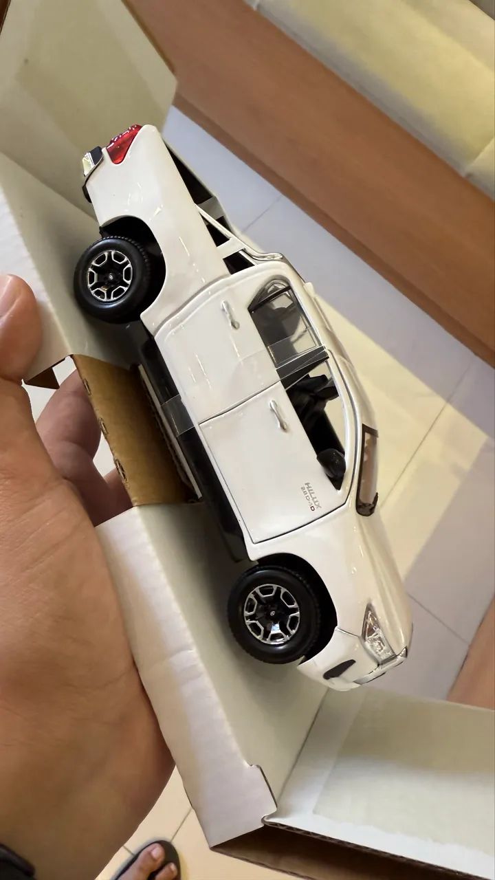 Hilux escala 1/27 em metal  - Foto 3