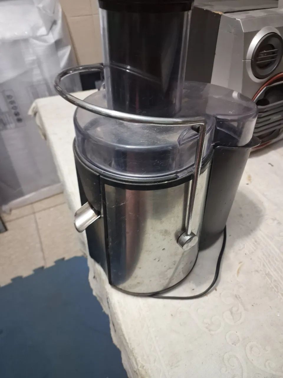 Extrator de Suco elétrico funcionando 