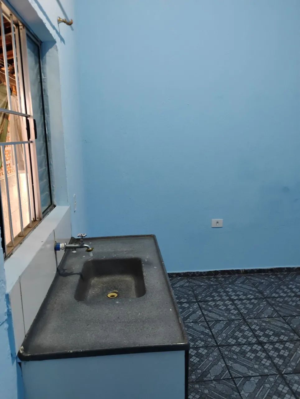 Alugo quarto individual com banheiro para pessoas que comprovam renda. - Foto 3