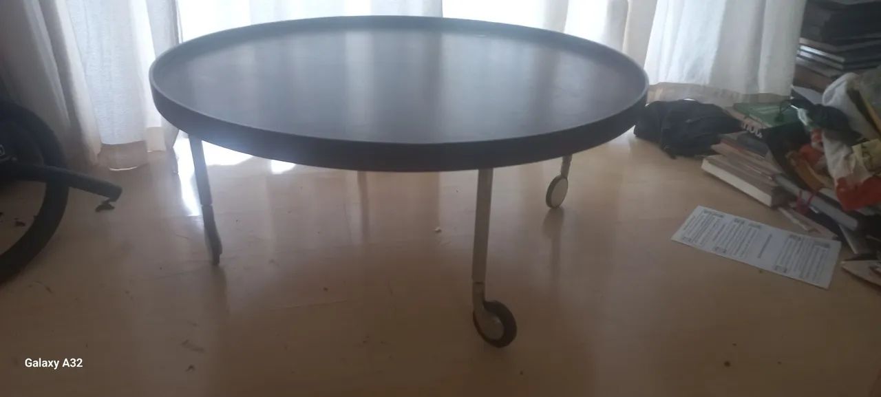 Mesa de canto redonda marrom escuro( mesa bar com rodas) - Foto 2