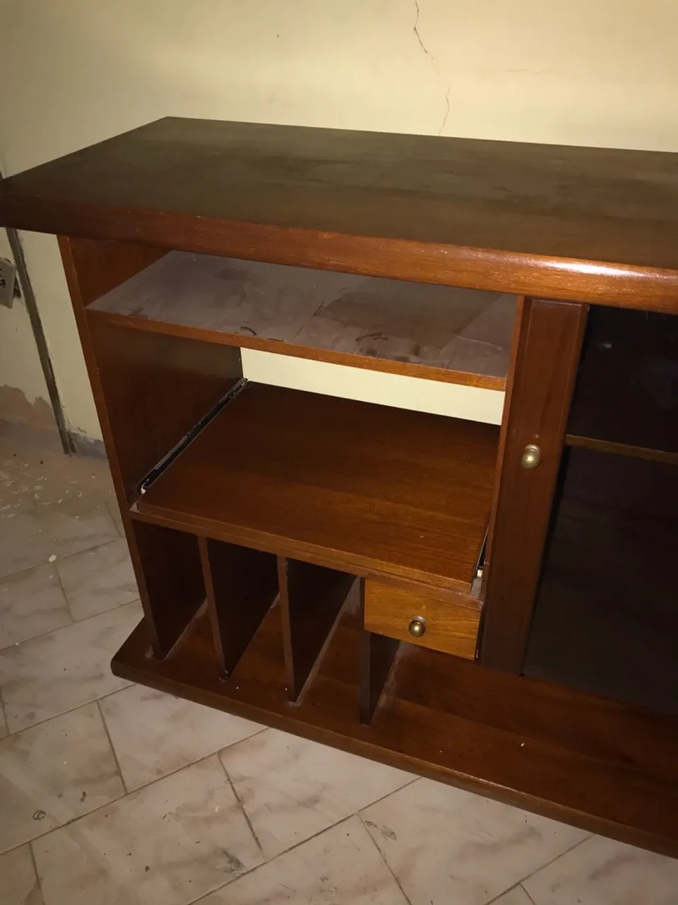 Rack de Madeira Clássico com Gaveta e Prateleiras