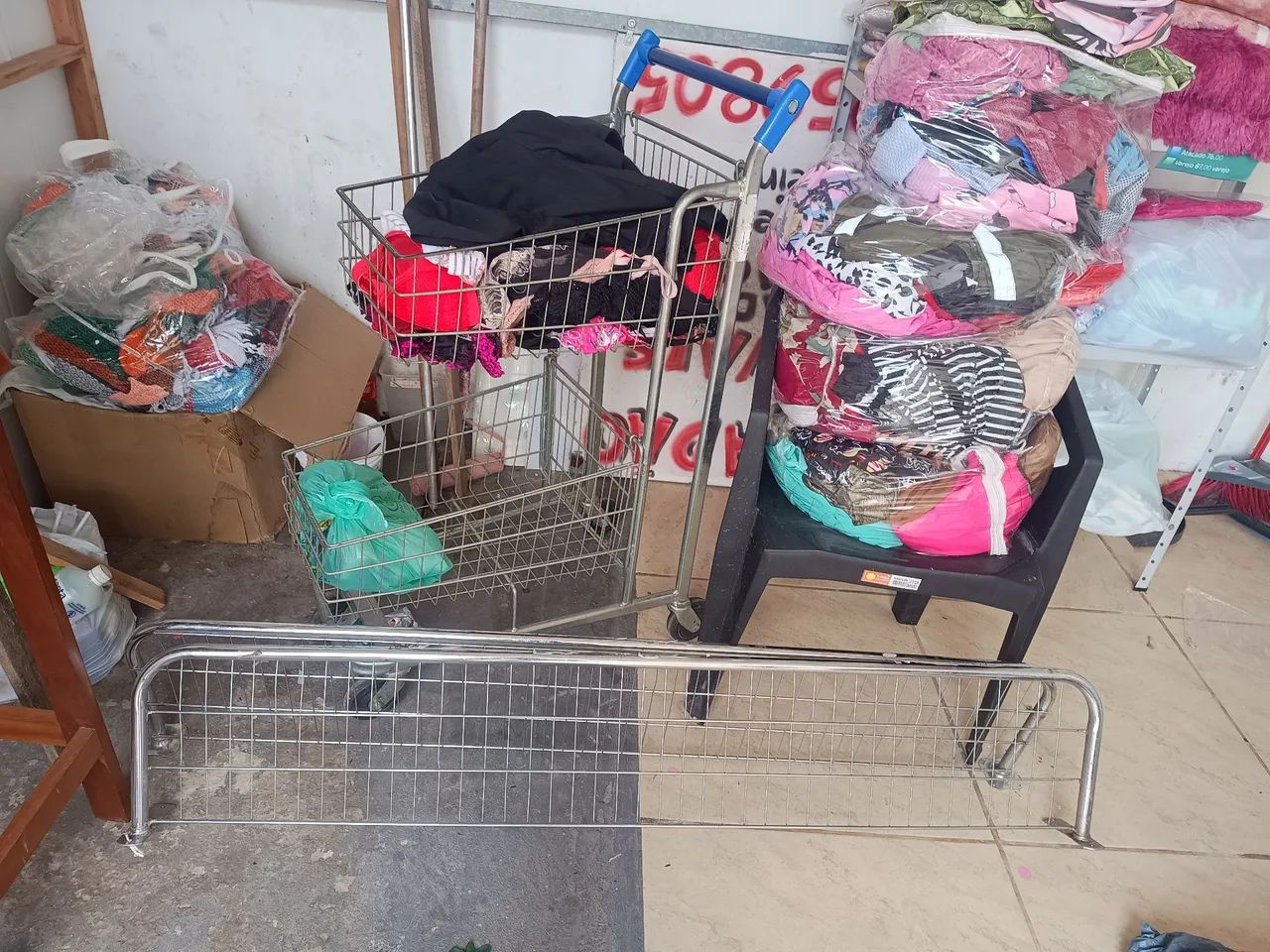 2 araras e 1 carrinho 