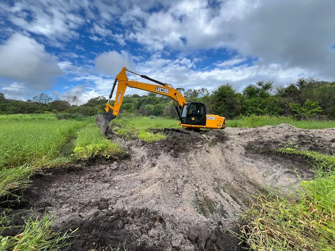 Locação de Escavadeira Hidráulica 