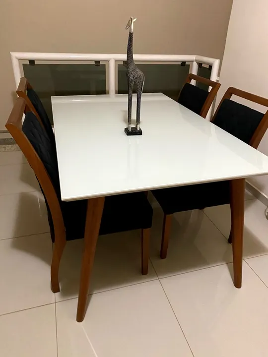Mesa de madeira com tampo laqueado! Alto padrão.