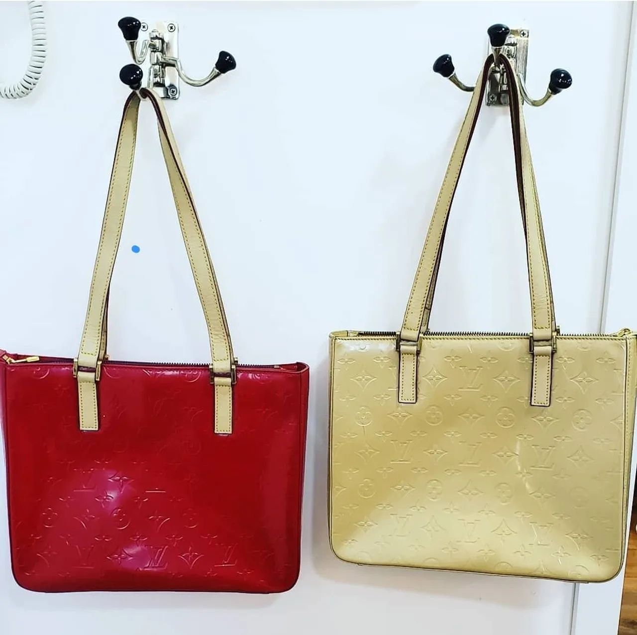 Kit 2 Bolsas de Verniz com alça couro bege e vermelha - Elegância e Sofisticação