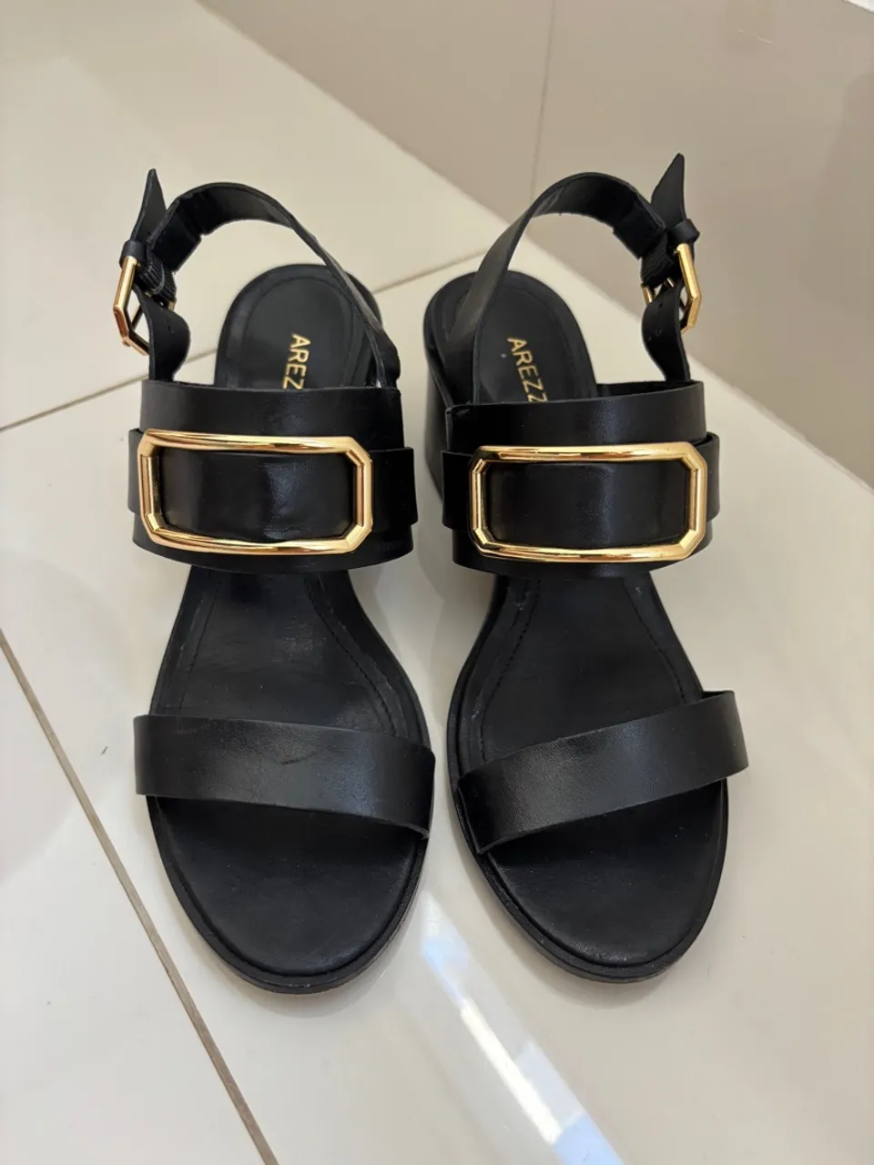Sandália Arezzo Preta com Detalhe Dourado