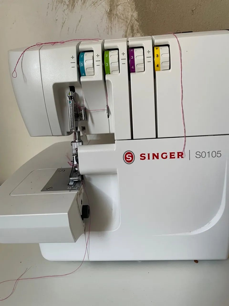 Vendo overloc singer S0105 pouco tempo de uso 