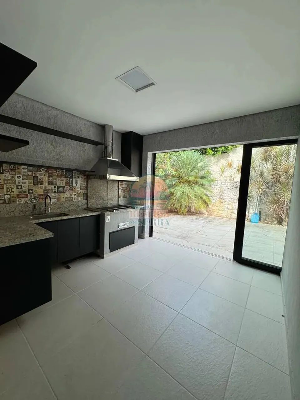 Casa com 4 suítes disponível para locação e venda no Reserva da Serra