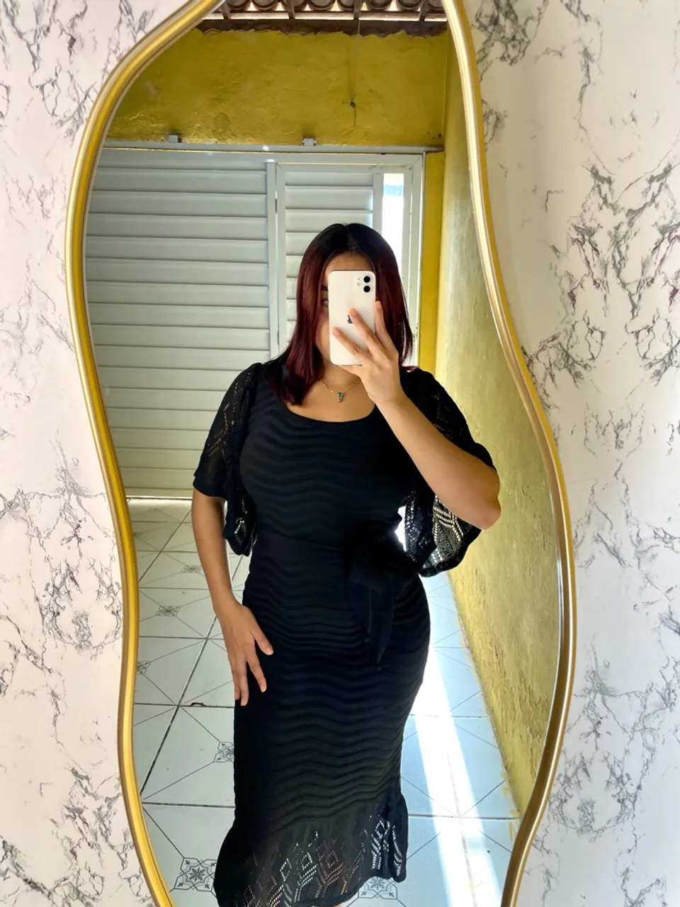 Vestido Preto em Tricô Elegante com Detalhes em Renda
