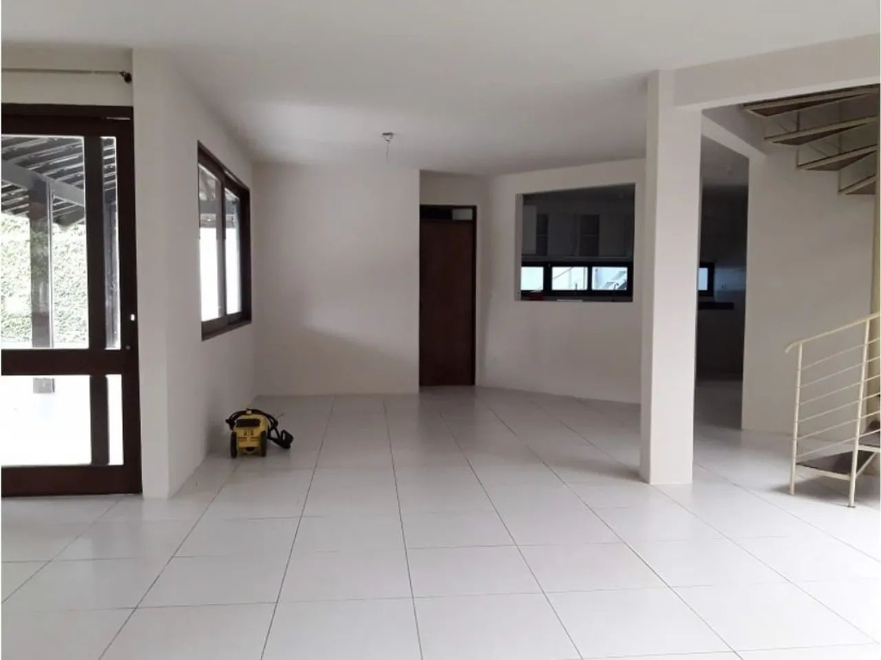Casa localizada no Poço - 400m² - 05 Qts / 02 Suítes - 02 Vagas de Garagem - Jardim - Foto 2