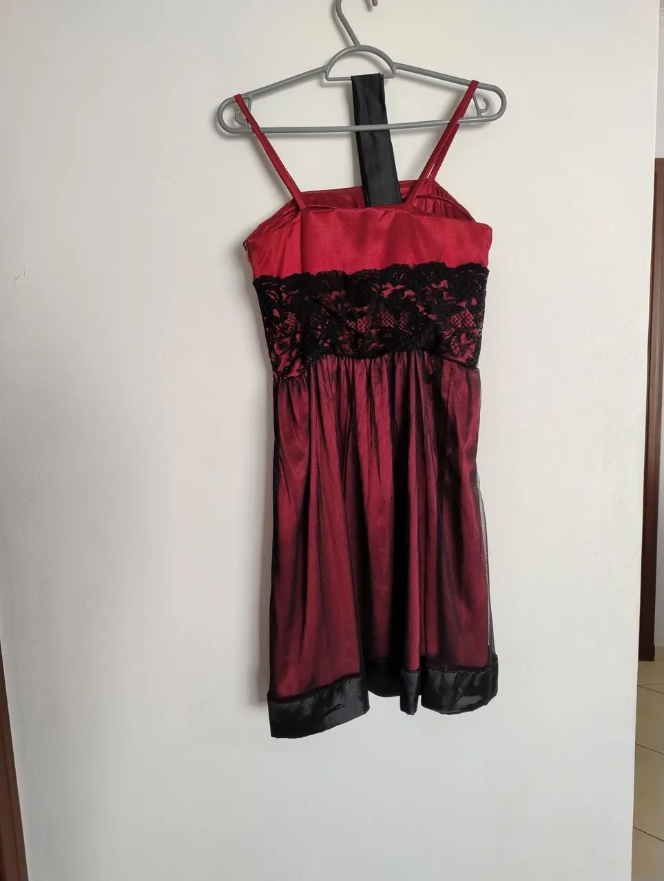 Vestido Vermelho com Renda Preta - Foto 2