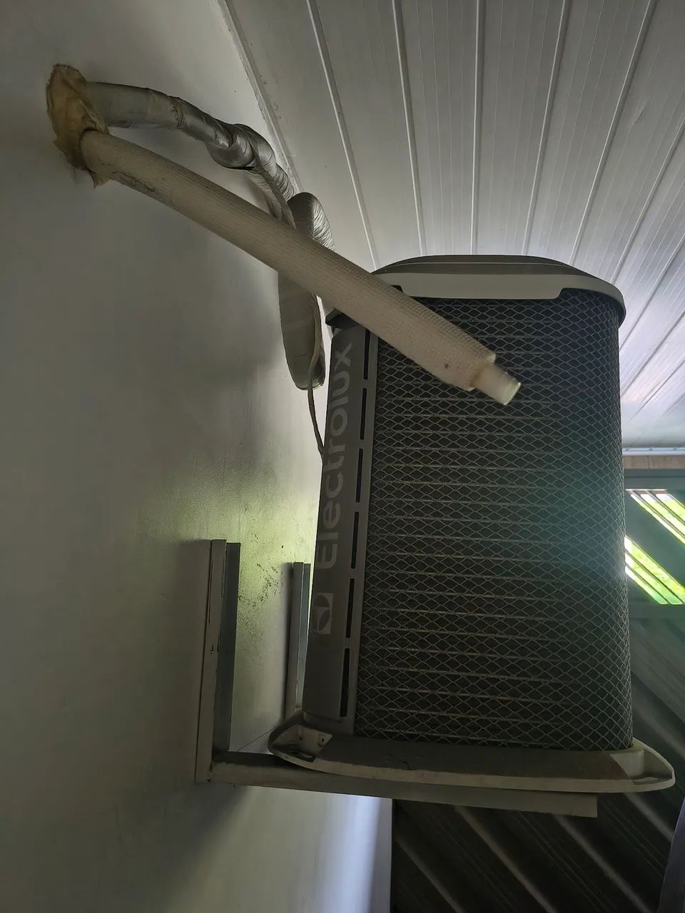 Vendo ar condicionado ELETROLUX 12000Btus 220w - Foto 2