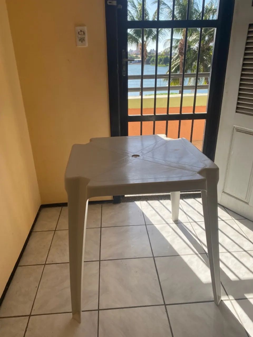 Mesa de plástico branca para utilidades - Foto 2