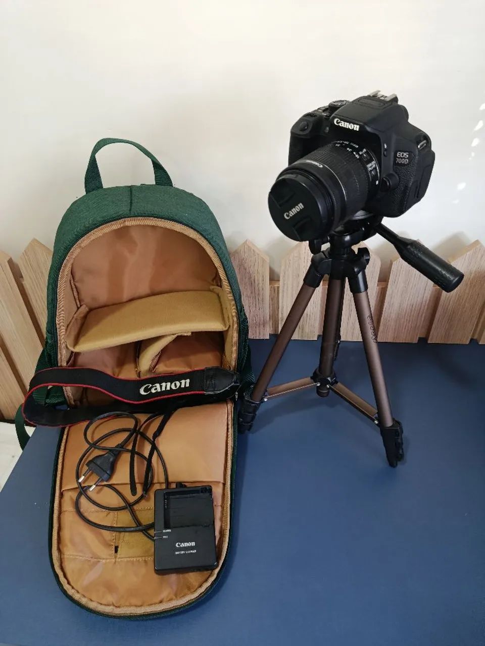 Camera Canon EOS 700D, lente 18-55mm + estojo + tripé Hama Star 700 EF Digital