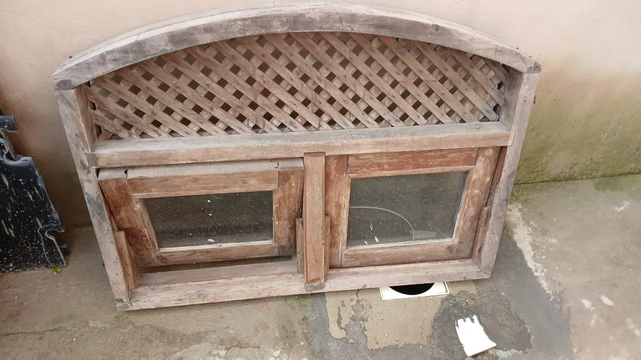 Janela de madeira com detalhes em treliça