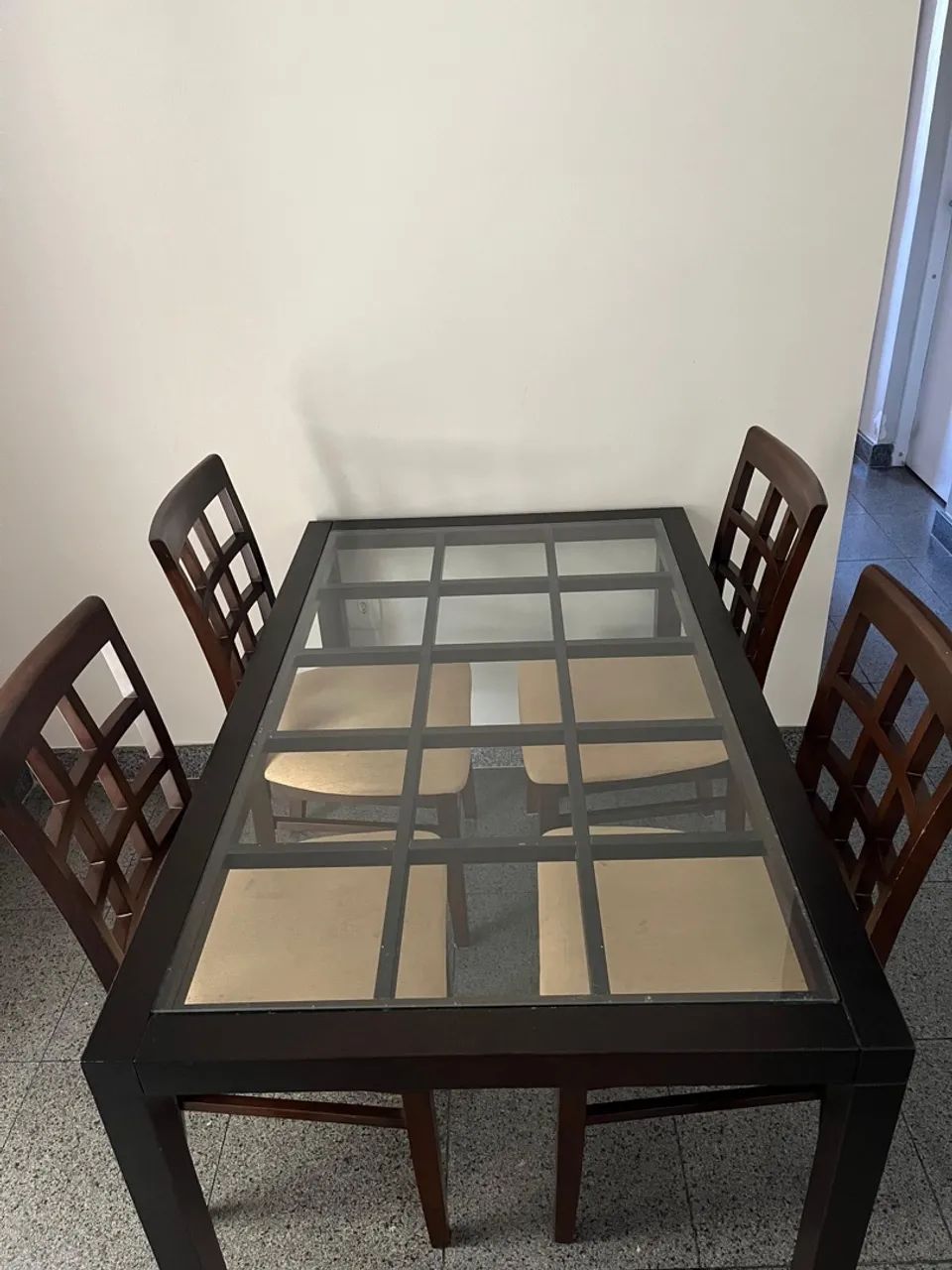 Mesa de Jantar em madeira com Tampo de Vidro e 4 Cadeiras 
