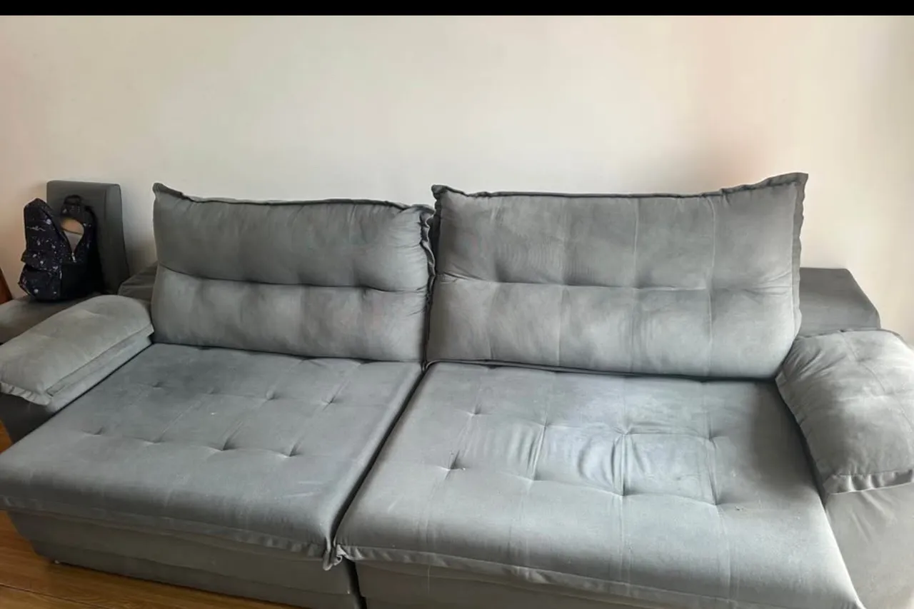 Sofá Cinza com Design Moderno