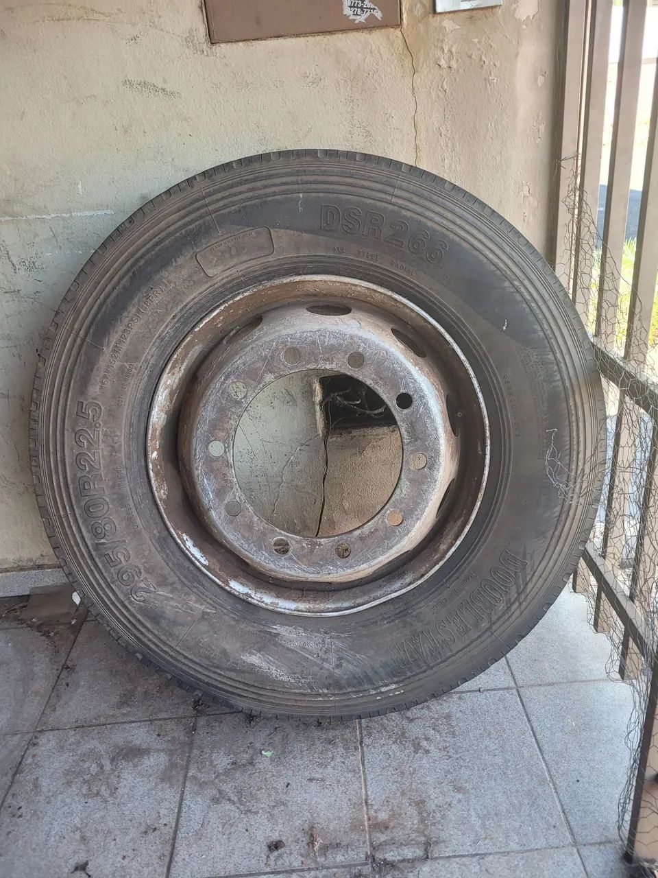 Roda de caminhão  com pneu 