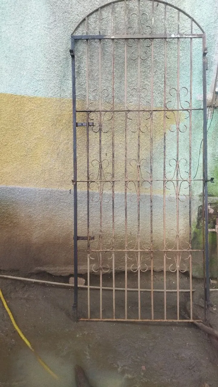 Portão de ferro com design ornamental