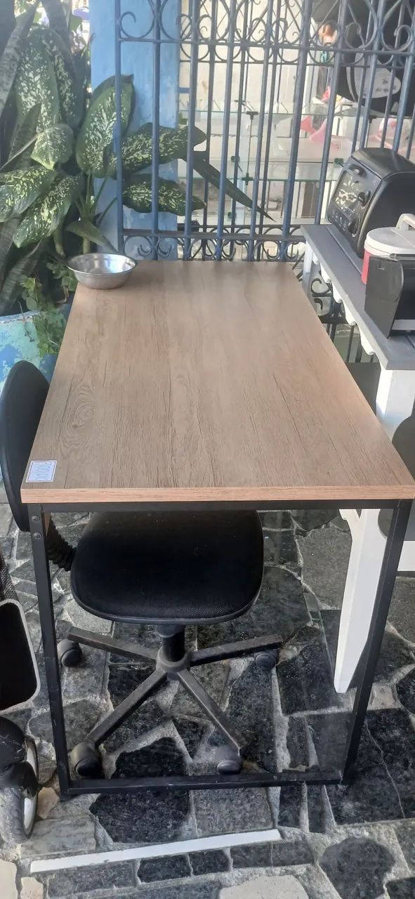 Mesa de escritorio amadeirada
