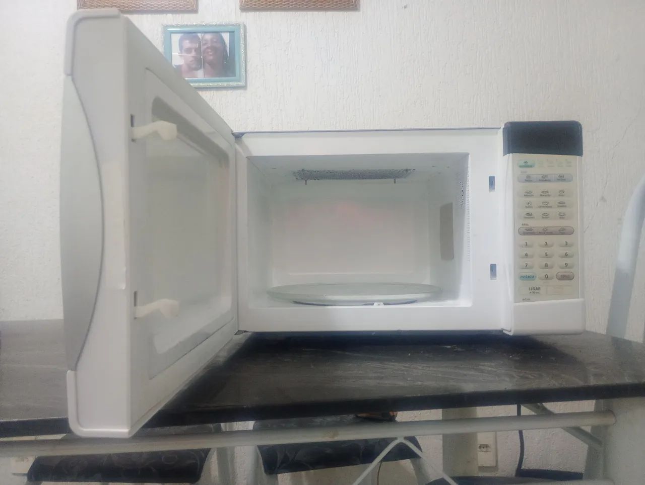 Vendo microondas Eletrolux 31 litros funcionando perfeitamente com grill com garantia.