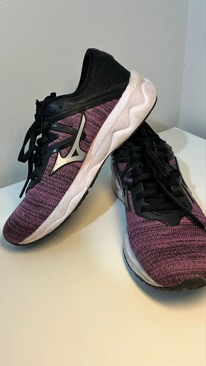 Tênis preto e roxo mizuno original tamanho 34. 