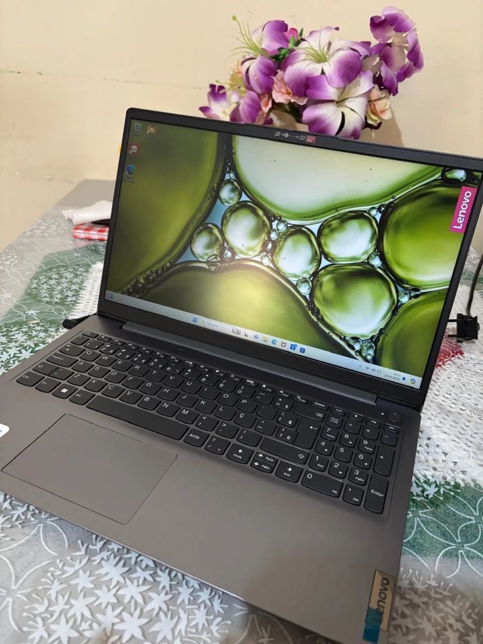 Notebook pouquíssimo usado 