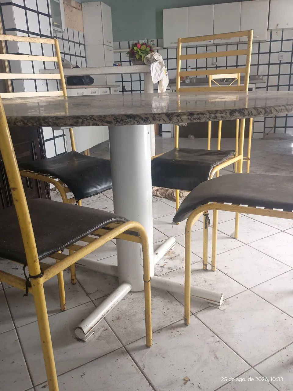 CONJUNTO DE MESA GRANITO C/4 CADEIRAS DE FERRO  - Foto 3
