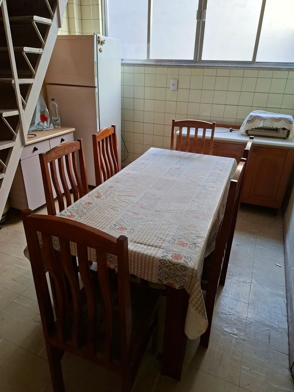 Dining table with glass top, chairs, and sideboard, all in excellent condition in Juiz de Fora