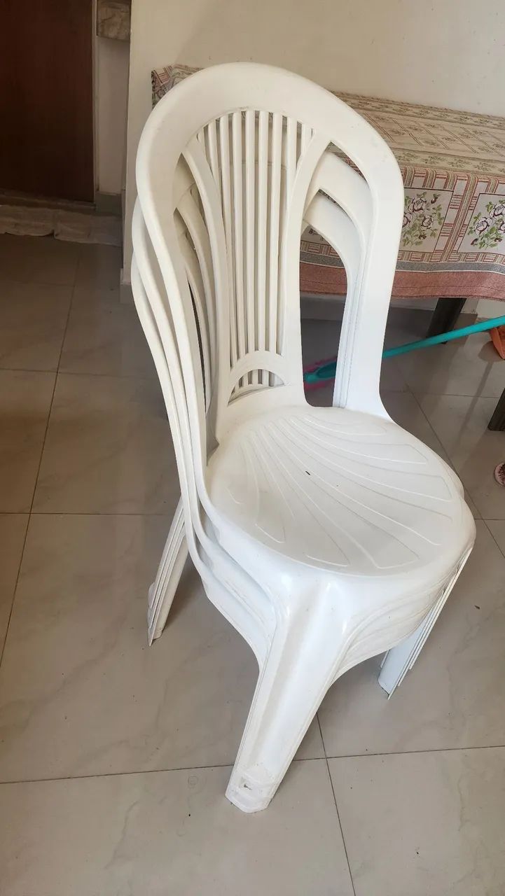 4 cadeiras de plástico 