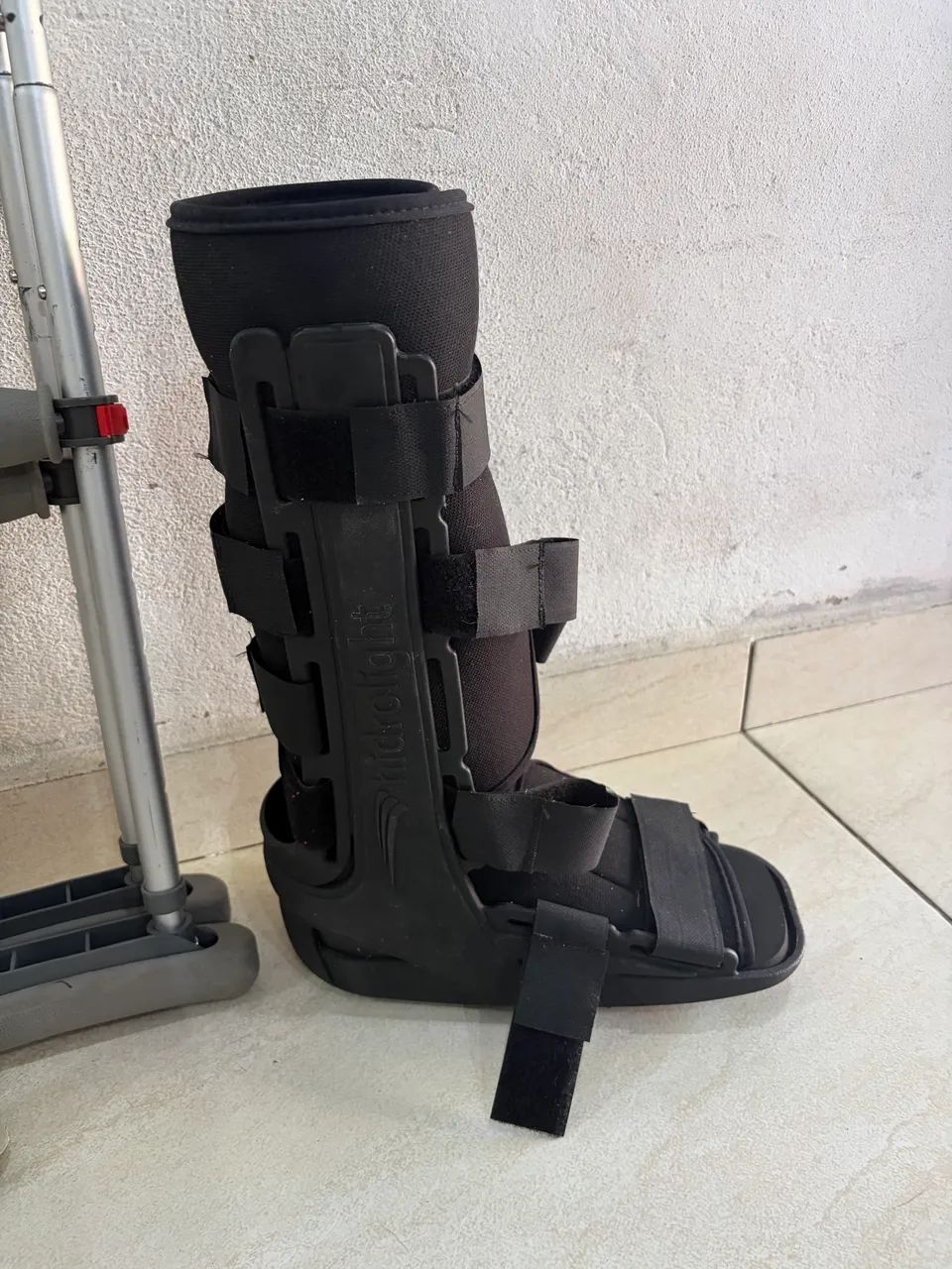 Bota ortopédica e moletas 