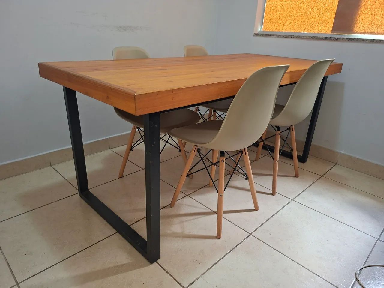 Mesa de Madeira Maciça com Cadeiras 