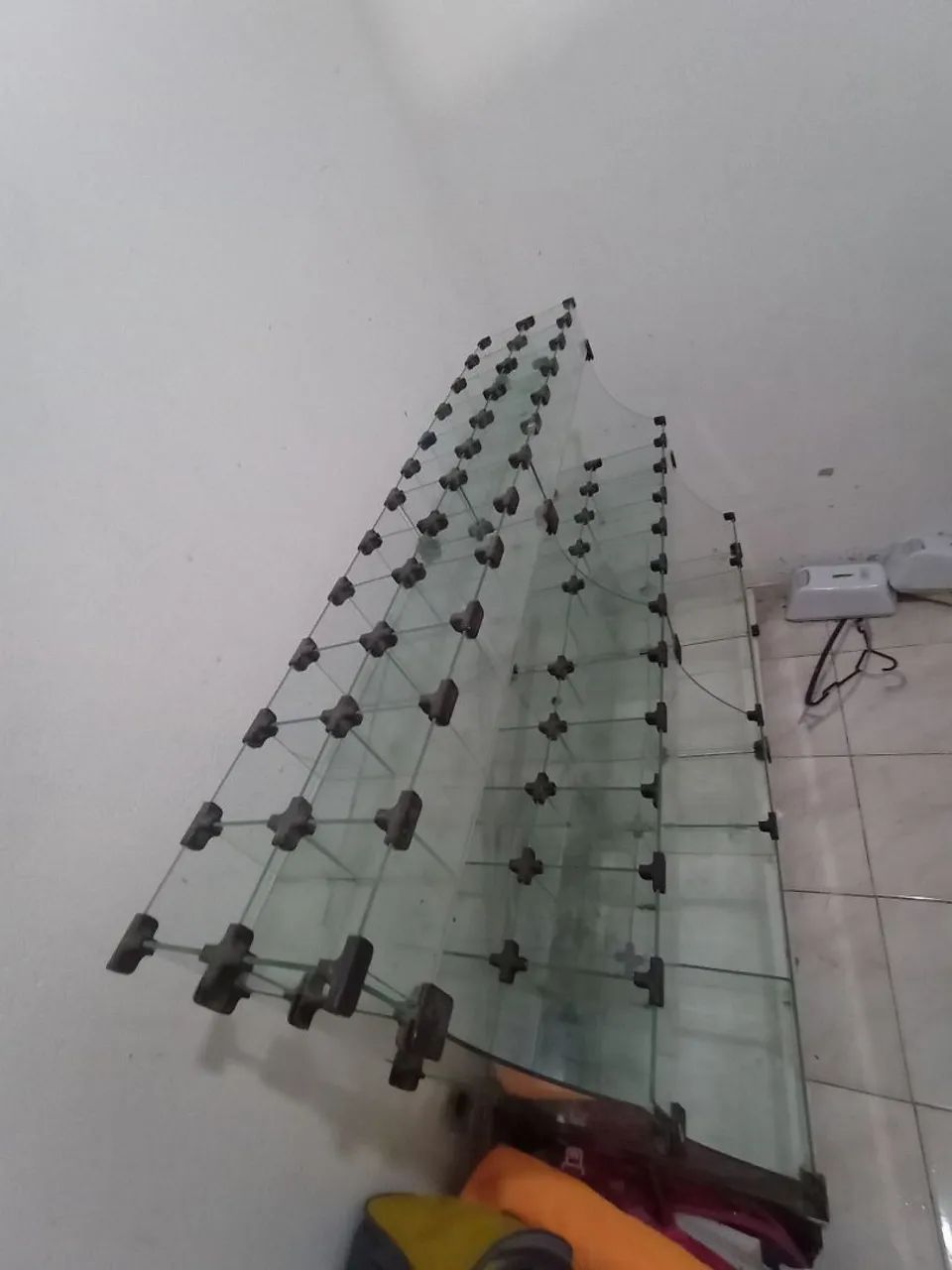 Vede-se balcão de vidro com divisórias  - Foto 2