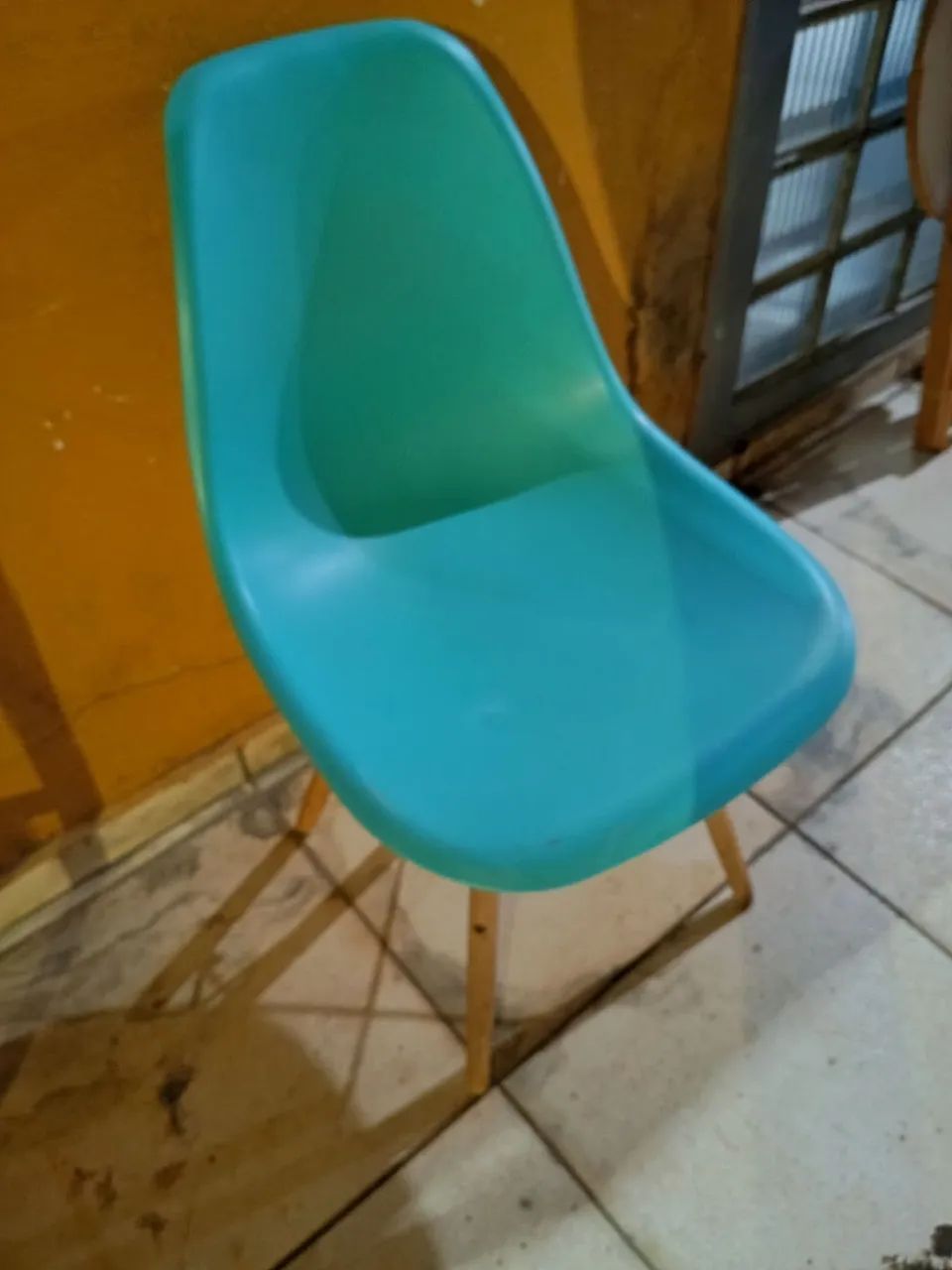 Cadeira Eames Eiffel Pés de madeira Linda, boa e barata - Foto 3