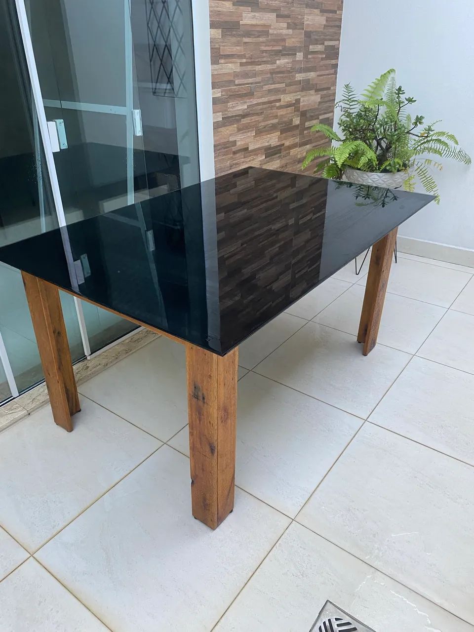 Vendo mesa pés de madeira e tampo de vidro  - Foto 2