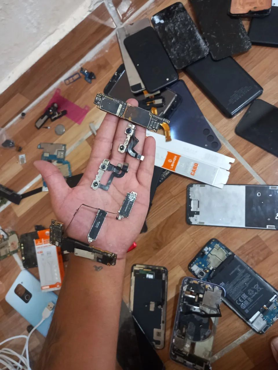 LOTE DE PEÇAS DR CELULARES (PLACA IPHONE 12, IPHONE XR, PLACA IPHONE 8, E DIVERSOS - Foto 4
